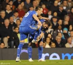 拿来吧你！柏林赫塔球员一把抢过对手教练给球员的战术小纸条